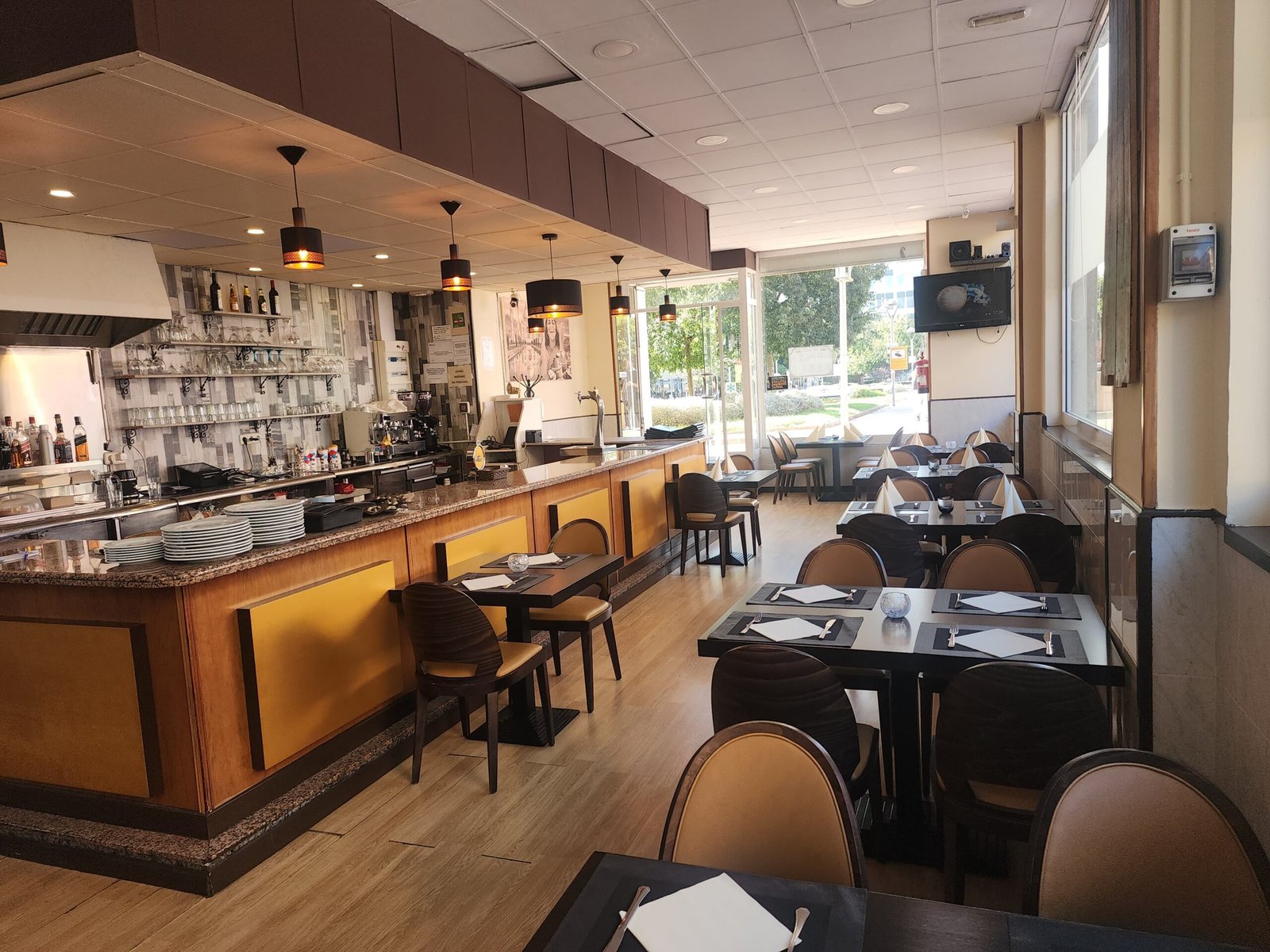 Vista del comedor con la barra y las lámparas colgantes
