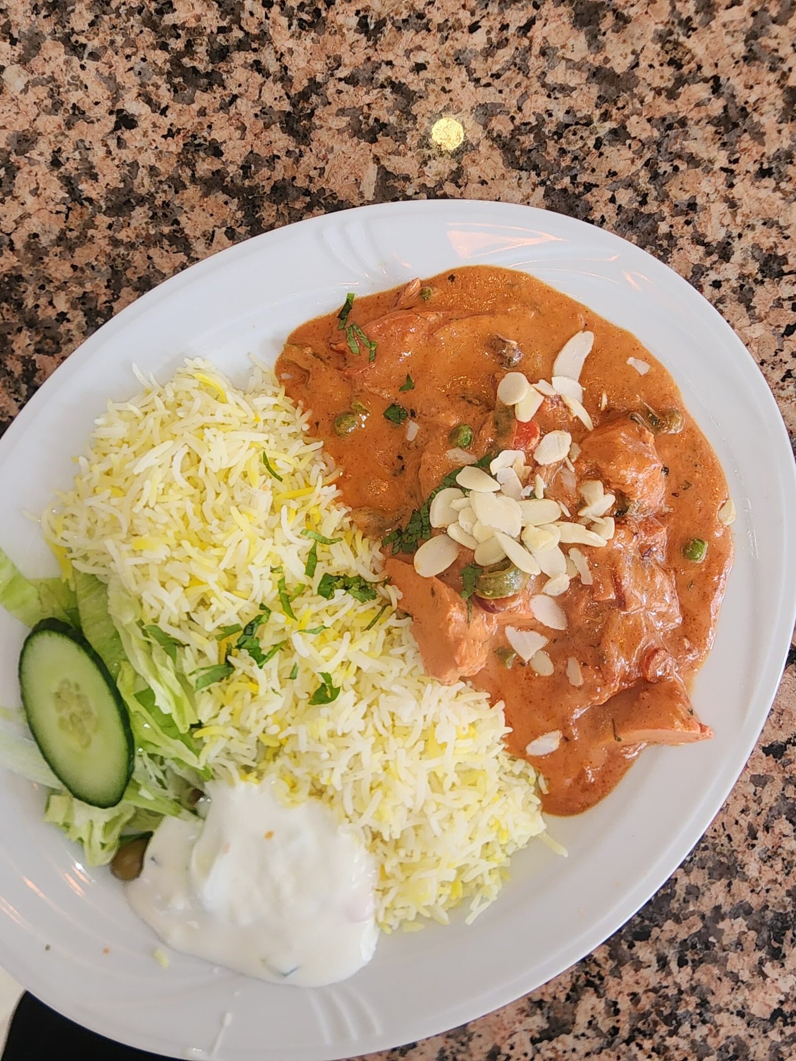 Curry cremoso con almendras laminadas, arroz basmati y ensalada
